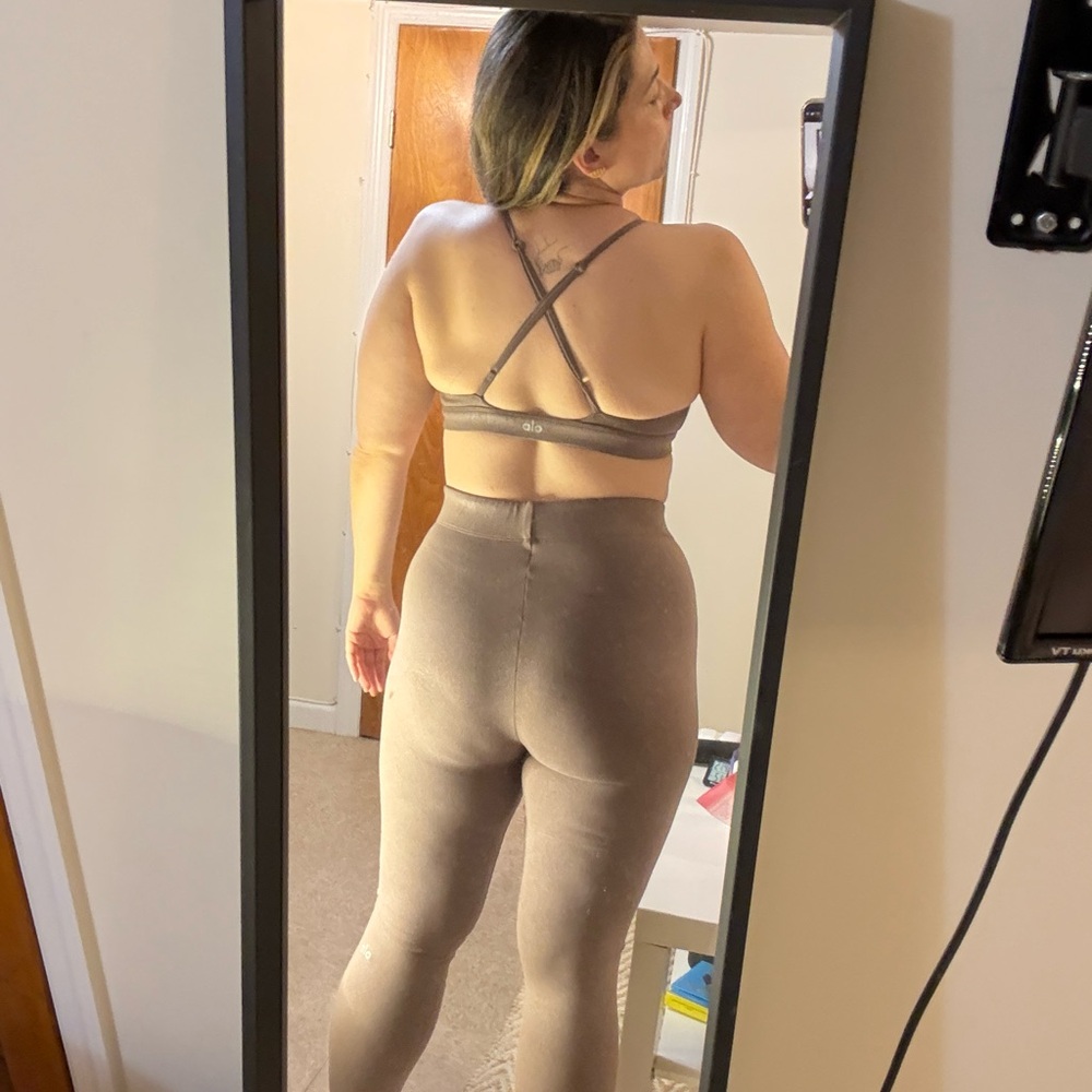 ALO Yoga Tan Activewear Set - Picture 5 of 15